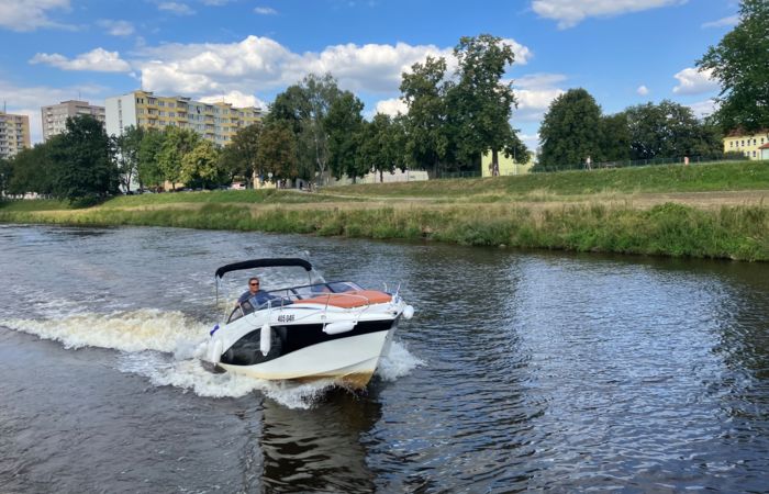 Motorový člun Barracuda na řece sub