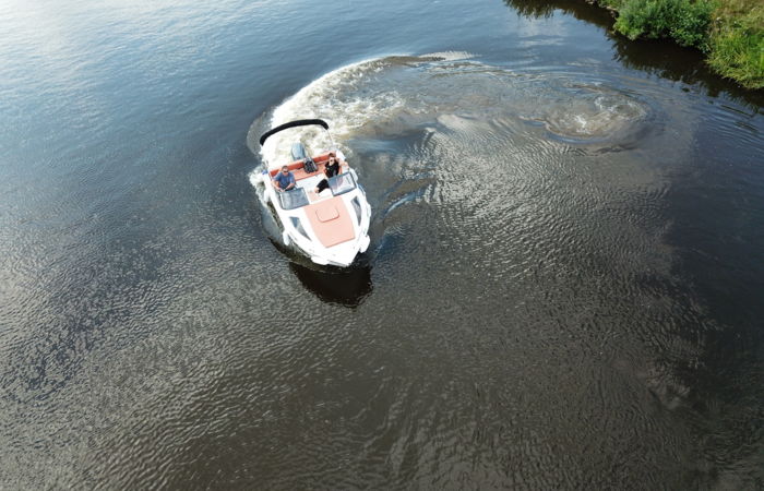 Motorový člun Barracuda otočka na Vltavě sub