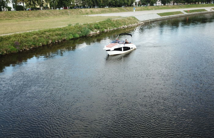 Motorový člun Barracuda na řece sub