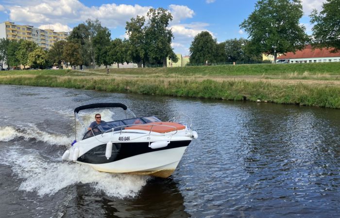 Motorový člun Barracuda na řece v Budějovicích sub