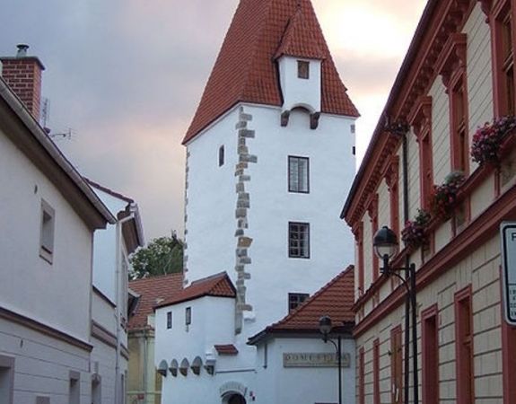 1370341191cs__1_450px-ceske_budejovice_-_calle_-_torre sub