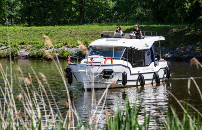 Obytná loď SC35 Eva předobokL na Vltavě sub