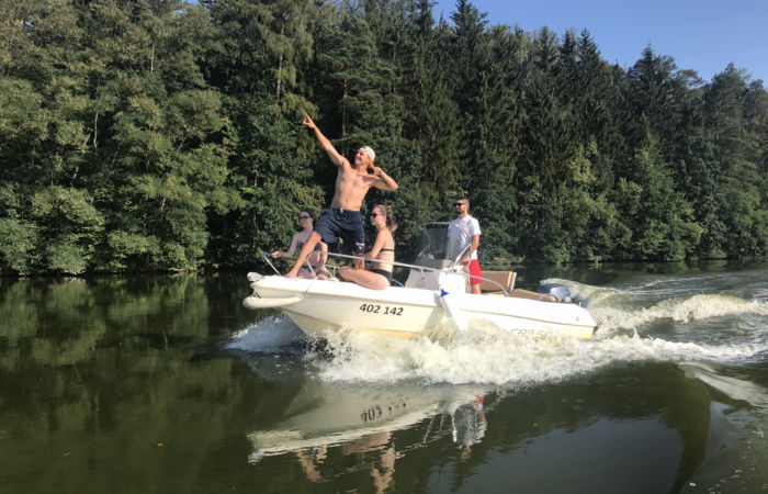 Motorový člun Capelli 520 na řece superman na přídi sub