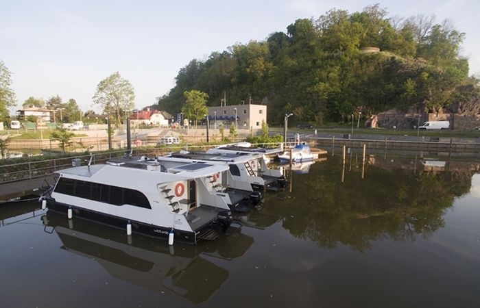 Hausbót Charlotte flotila v přístavu sub