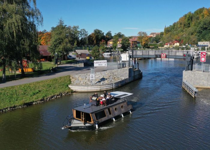 YB35 Awa před přístavem Hluboká