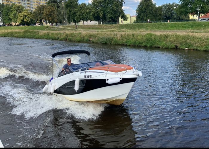 Motorový člun Barracuda na Vltavě